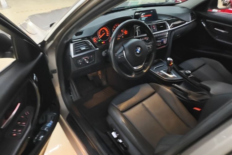 BMW 3 Series 2018 car image #15