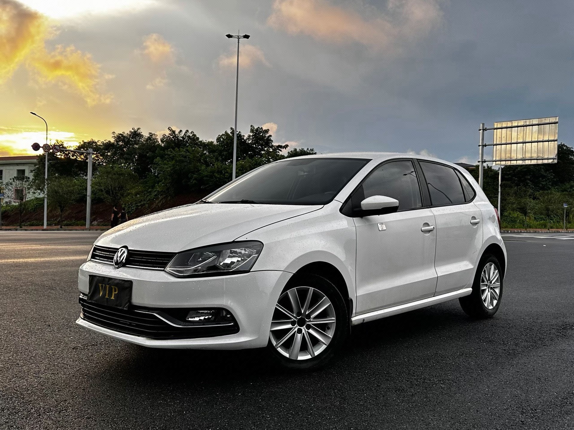 Volkswagen Polo 2015 Volkswagen Polo 2015 car image