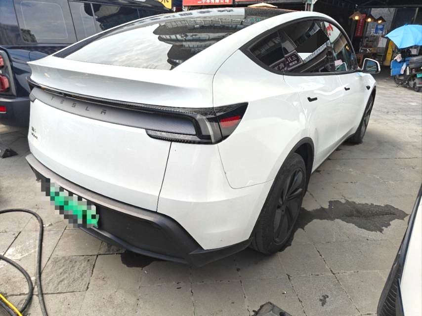 Tesla Model Y 2025 car image #3