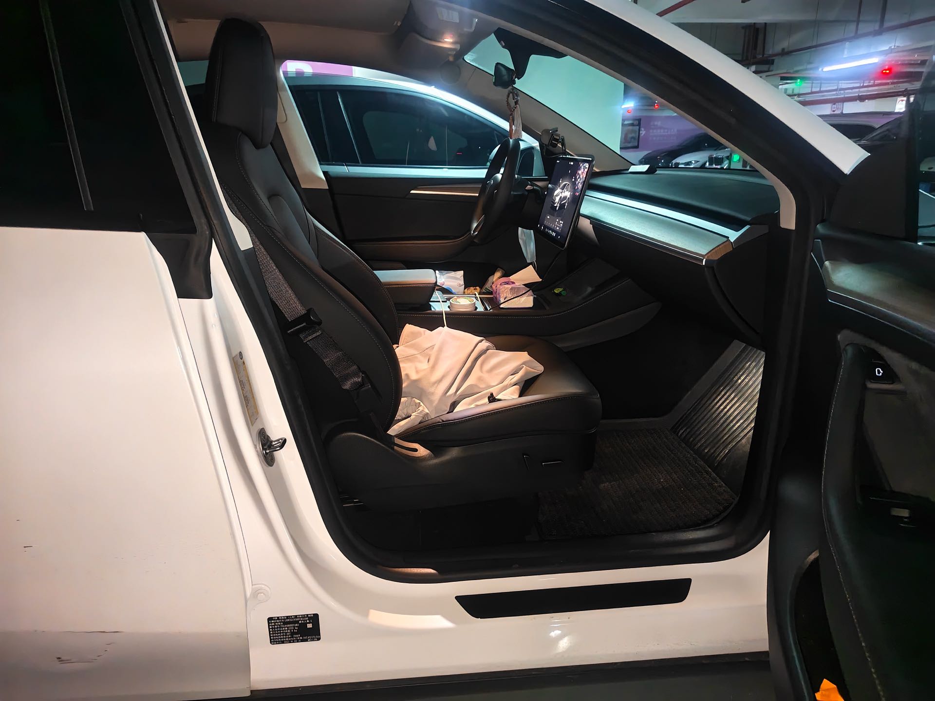 Tesla Model Y 2023 #4 Tesla Model Y 2023 car image #4