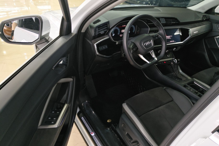 Audi Q3 2022 car image #12