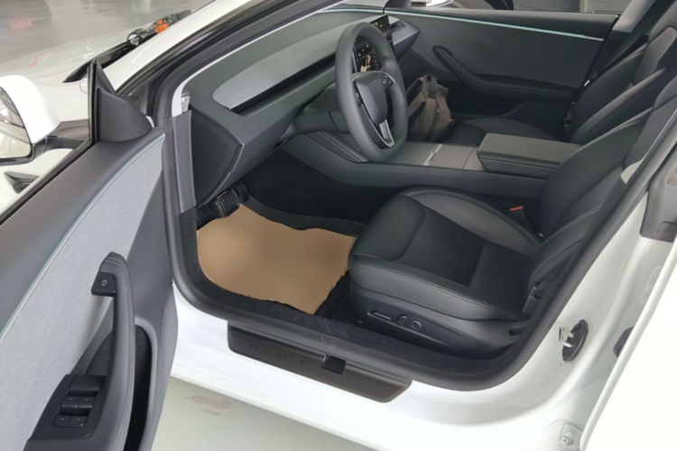 Tesla Model 3 2024 car image #12