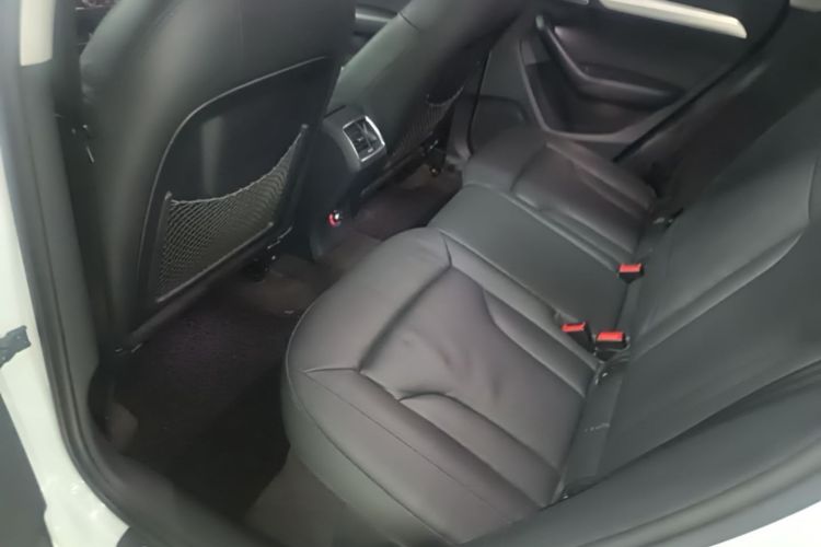 Audi Q3 2015 car image #17