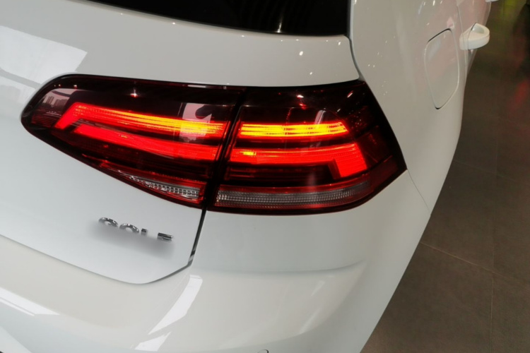 Volkswagen Golf 2019 car image #8
