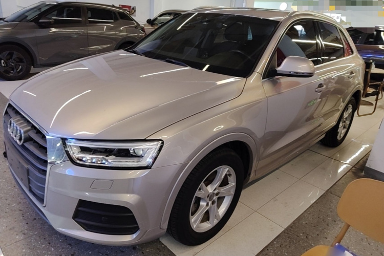 Audi Q3 2018 car image #2