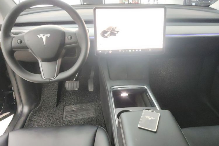 Tesla Model Y 2024 immagine di auto #10