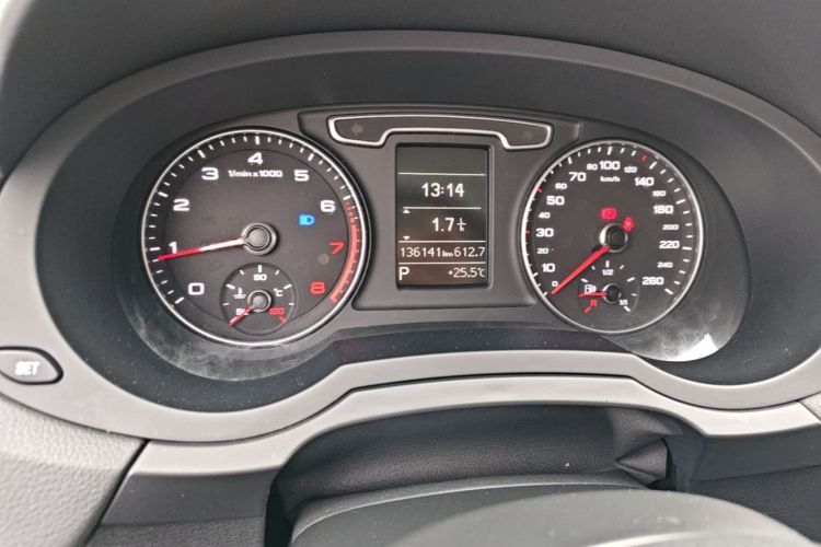 Audi Q3 2016 car image #12