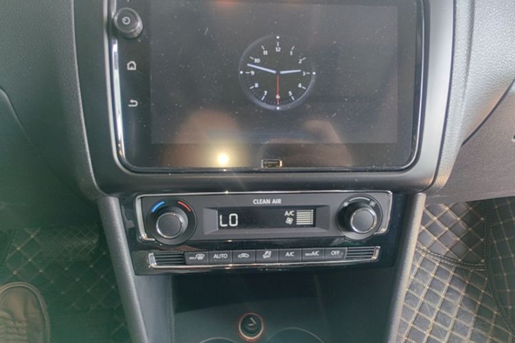 Volkswagen Polo 2017 car image #13