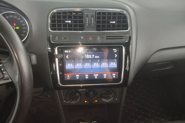 Volkswagen Polo 2019 car image #13