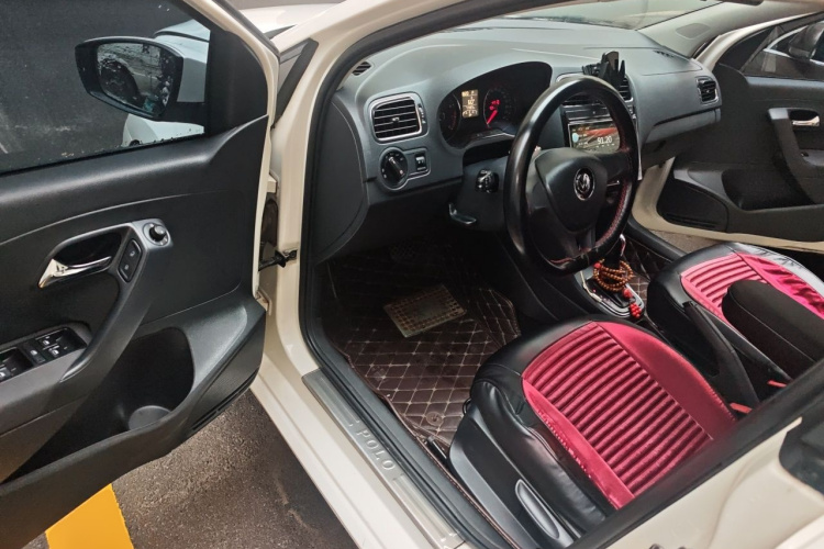 Volkswagen Polo 2015 car image #9