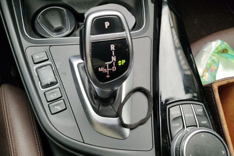BMW 3 Series 2018 car image #18