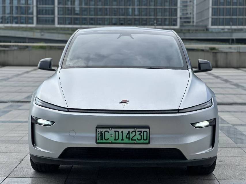 Tesla Model Y 2025 #2 Tesla Model Y 2025 car image #2