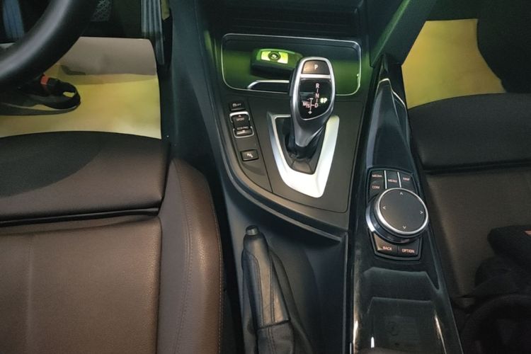 BMW 3 Series 2018 imagem de carro #14