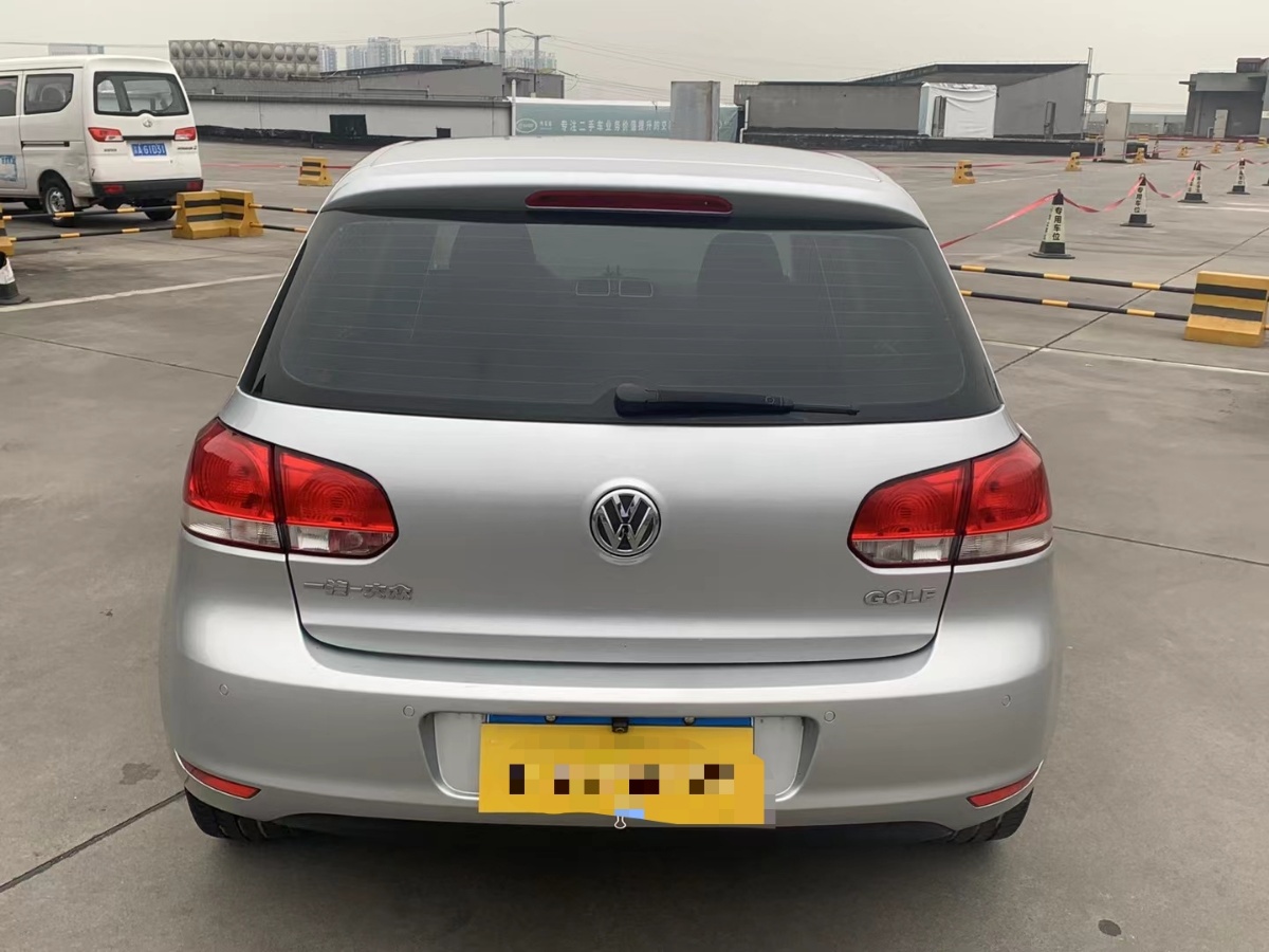 Volkswagen Golf 2010 car image #5
