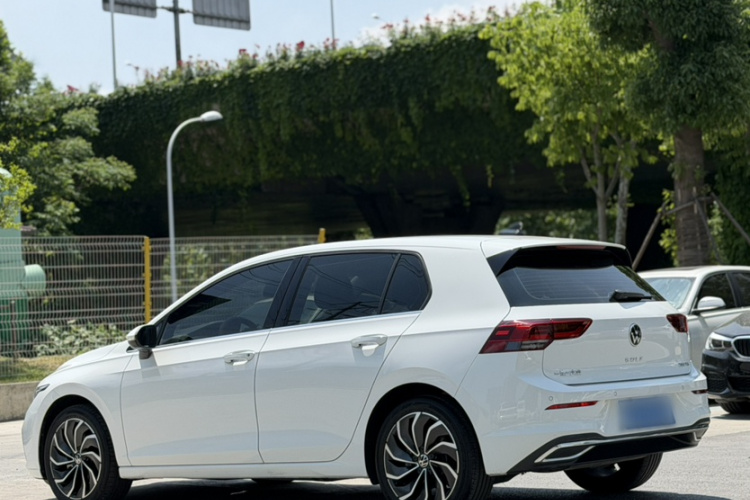 Volkswagen Golf 2023 car image #4