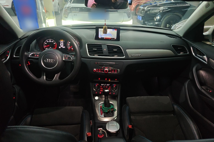 Audi Q3 2017 car image #11
