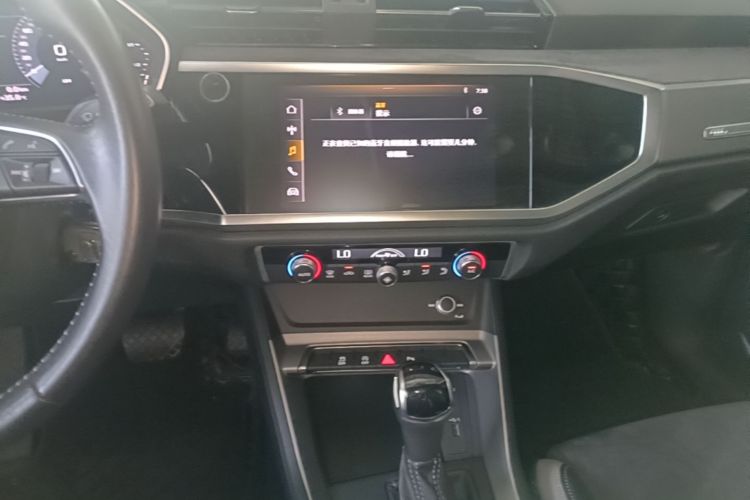 Audi Q3 2020 car image #17