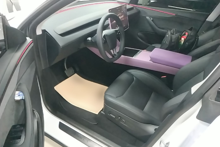 Tesla Model Y 2025 #16 Tesla Model Y 2025 car image #16