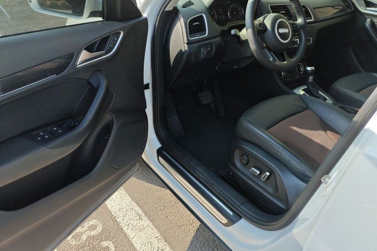 Audi Q3 2018 car image #12