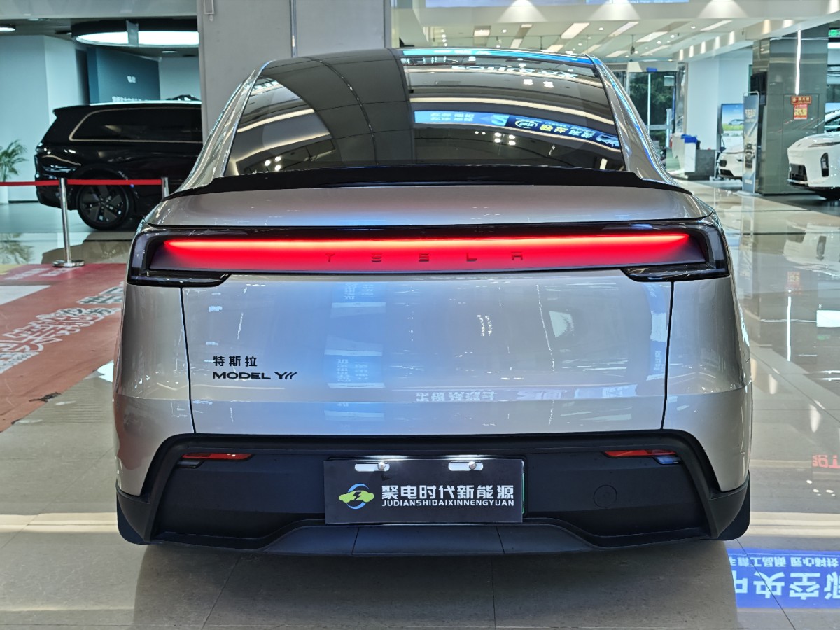 Tesla Model Y L 2025 #6 Tesla Model Y L 2025 car image #6
