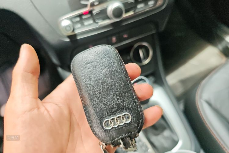 Audi Q3 2018 car image #10