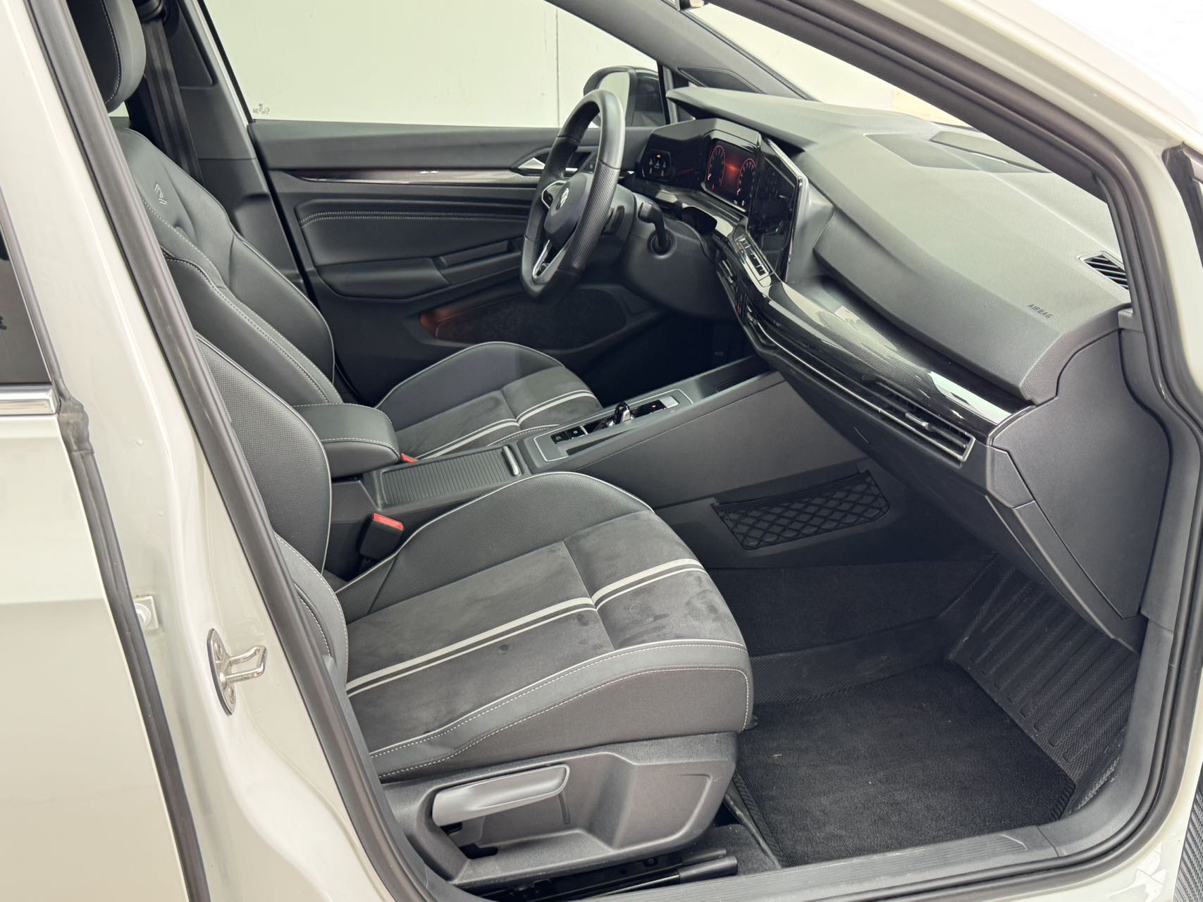 Volkswagen Golf 2023 immagine di auto #8