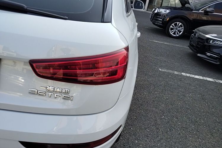 Audi Q3 2017 car image #8