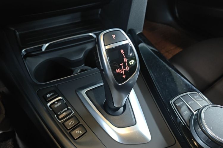 BMW 3 Series 2019 car image #18