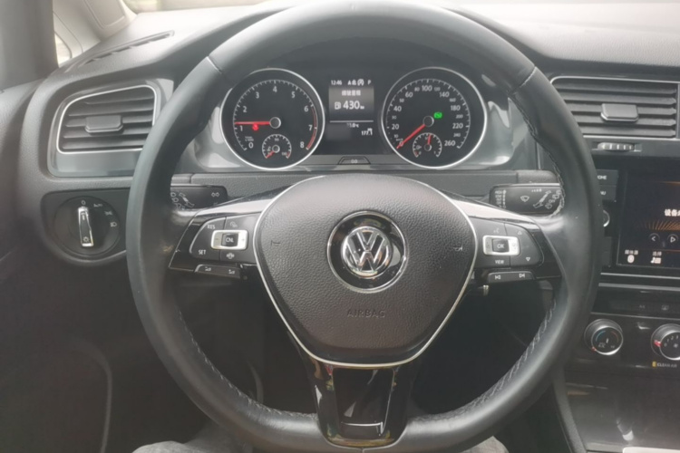 Volkswagen Golf 2019 car image #15