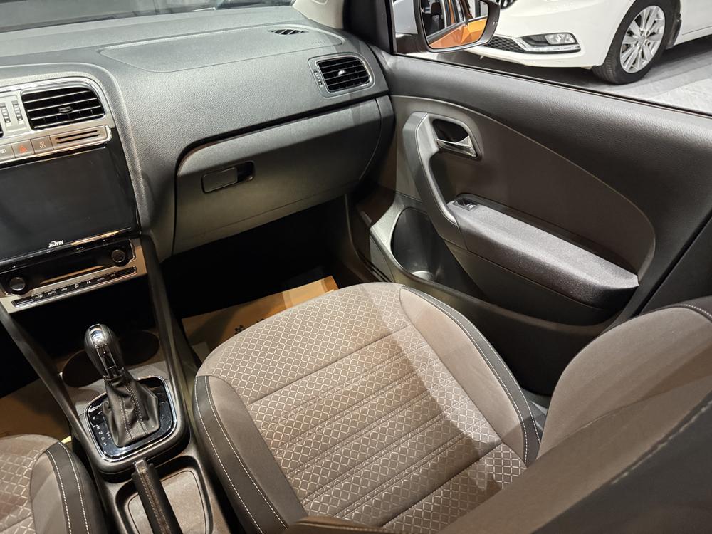 Volkswagen Polo 2015 car image #14