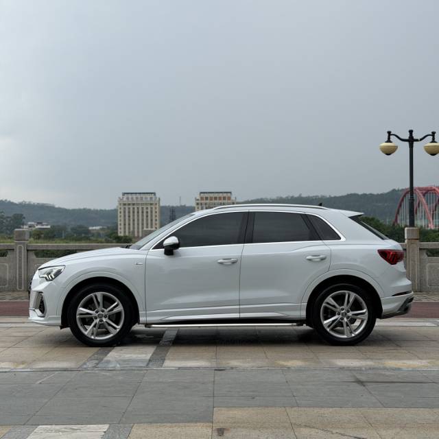 Audi Q3 2021 car image #3