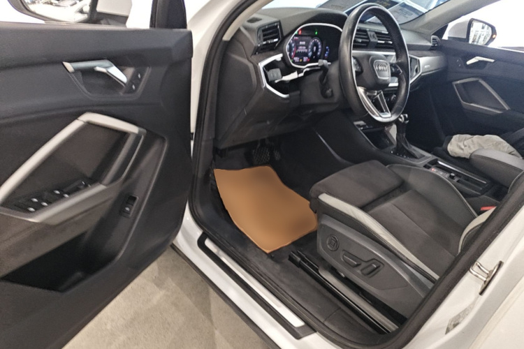 Audi Q3 2019 car image #16