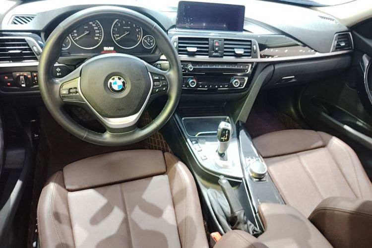 BMW 3 Series 2019 car image #12