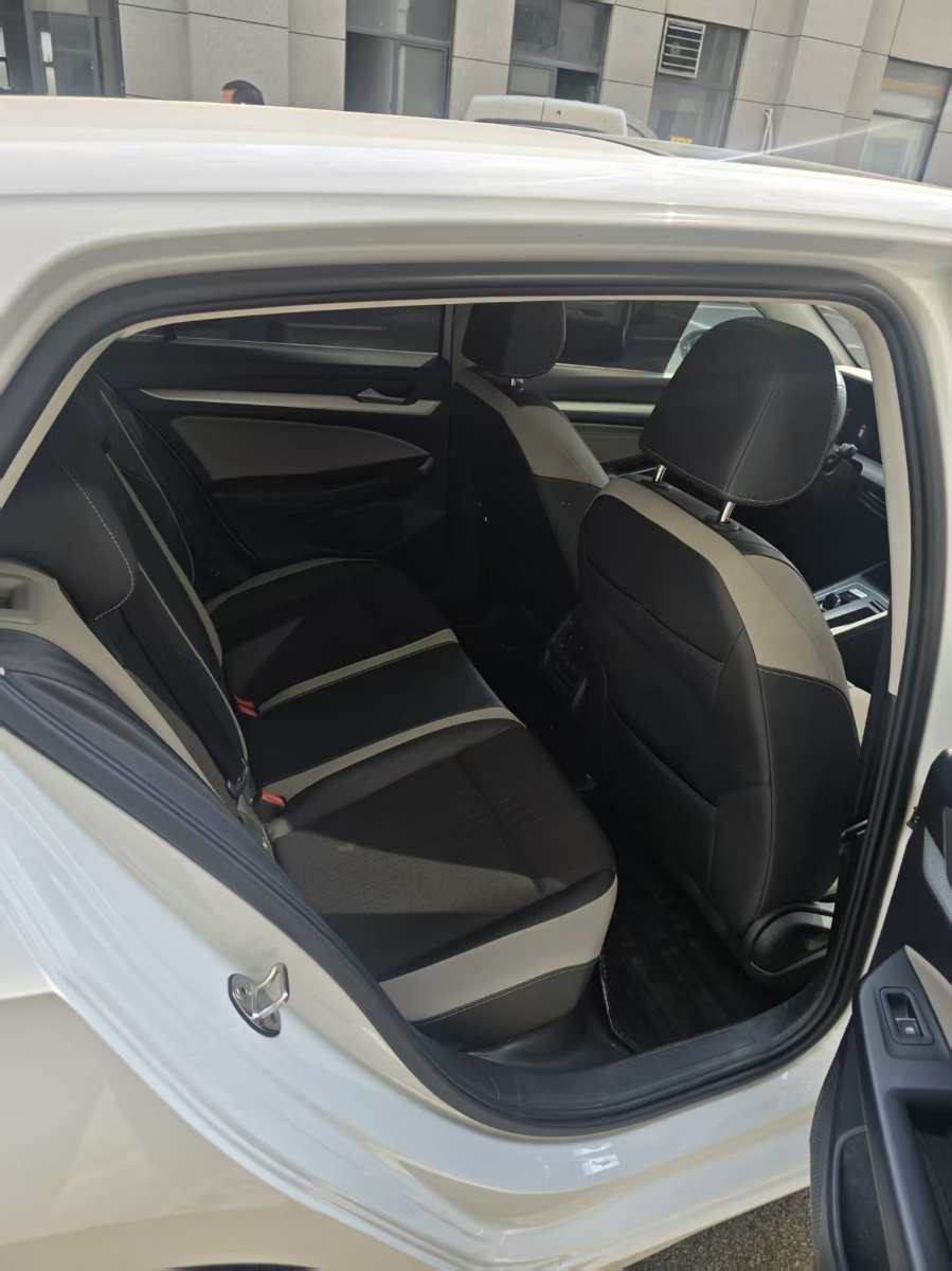 Volkswagen Golf 2023 car image #11