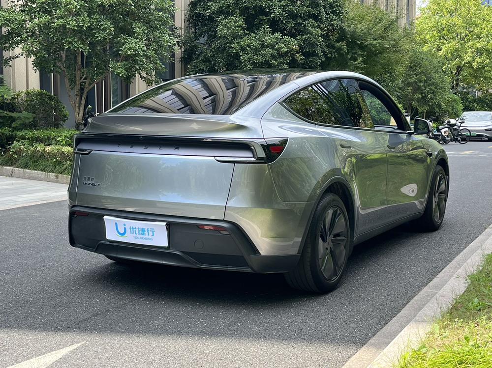 Tesla Model Y 2026 #6 Tesla Model Y 2026 car image #6