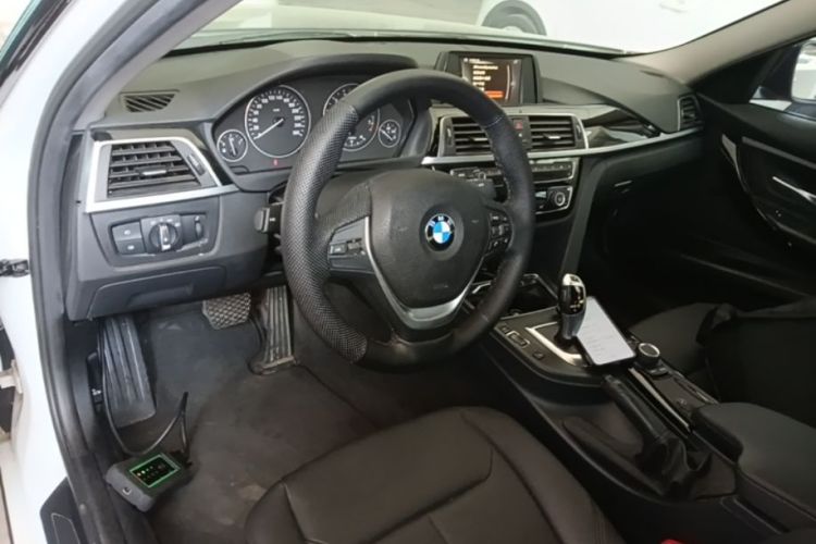 BMW 3 Series 2017 car image #10