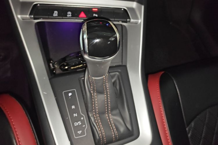 Audi Q3 2020 car image #14