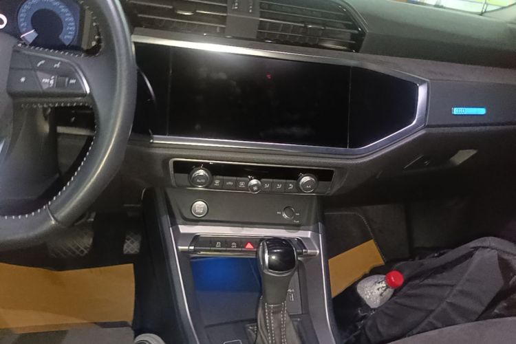 Audi Q3 2019 car image #13
