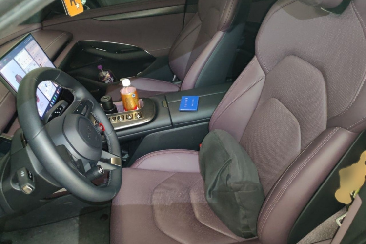 MI SU7 2024 immagine di auto #19