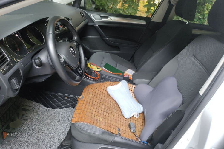 Volkswagen Golf 2019 car image #17
