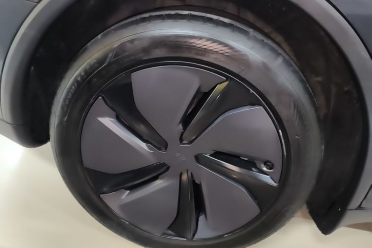 Tesla Model Y 2025 immagine di auto #10