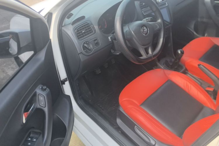 Volkswagen Polo 2014 car image #16