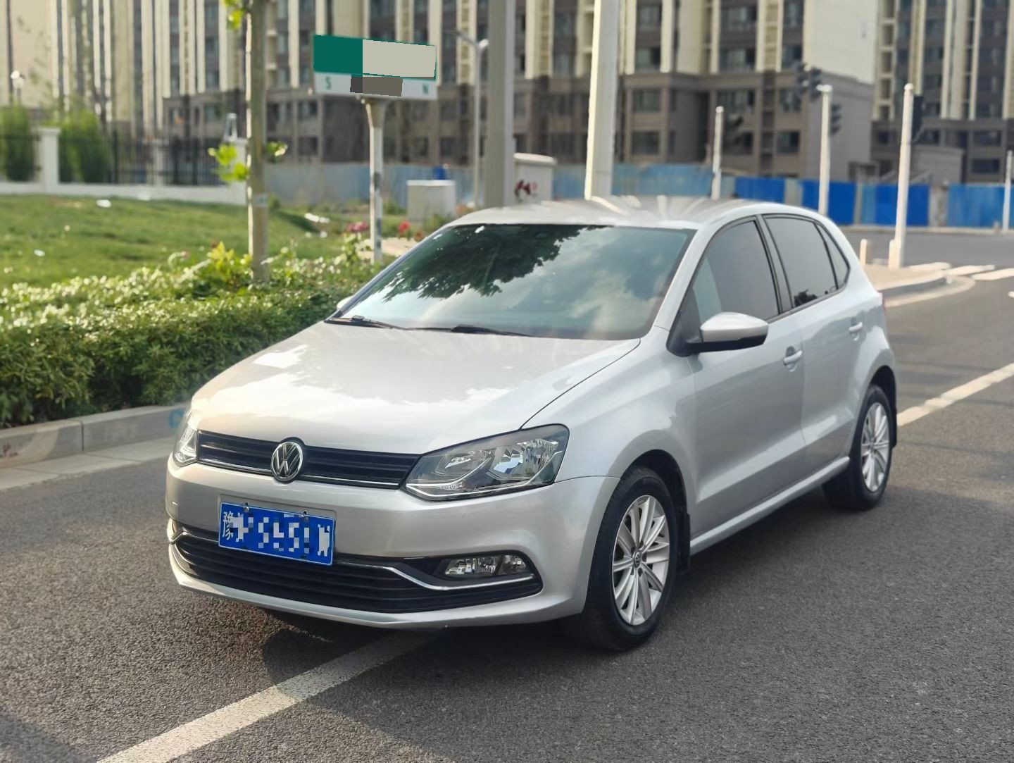 Volkswagen Polo 2015 car image 