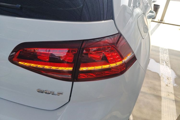 Volkswagen Golf 2017 car image #8