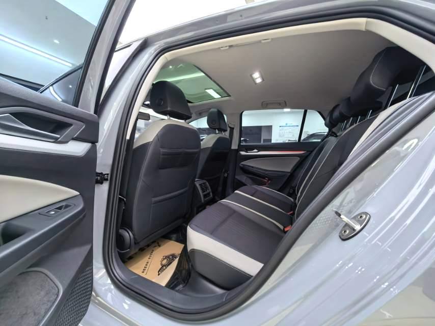 Volkswagen Golf 2023 car image #16