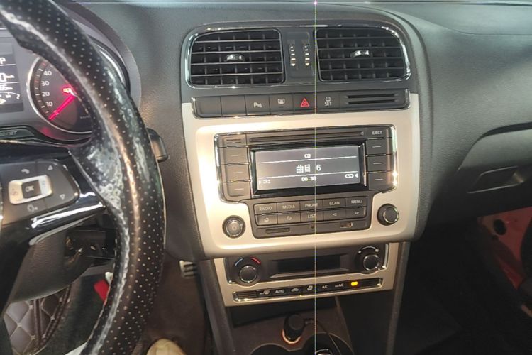Volkswagen Polo 2015 car image #13