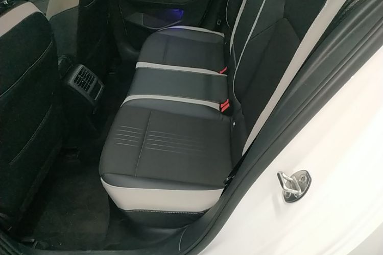 Volkswagen Golf 2020 car image #17
