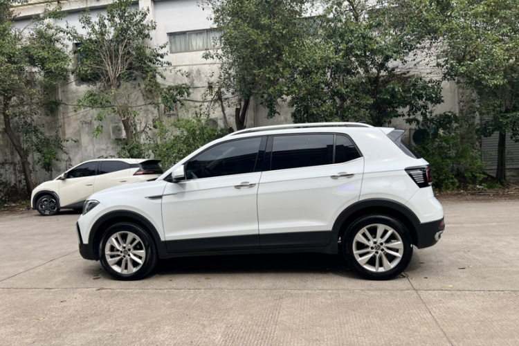 Volkswagen T-Cross 2023 car image #3