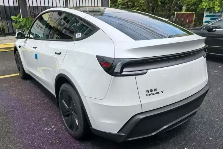 Tesla Model Y 2026 car image #5