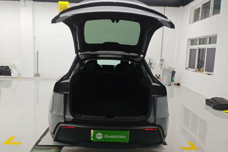 Tesla Model Y 2025 #19 Tesla Model Y 2025 car image #19